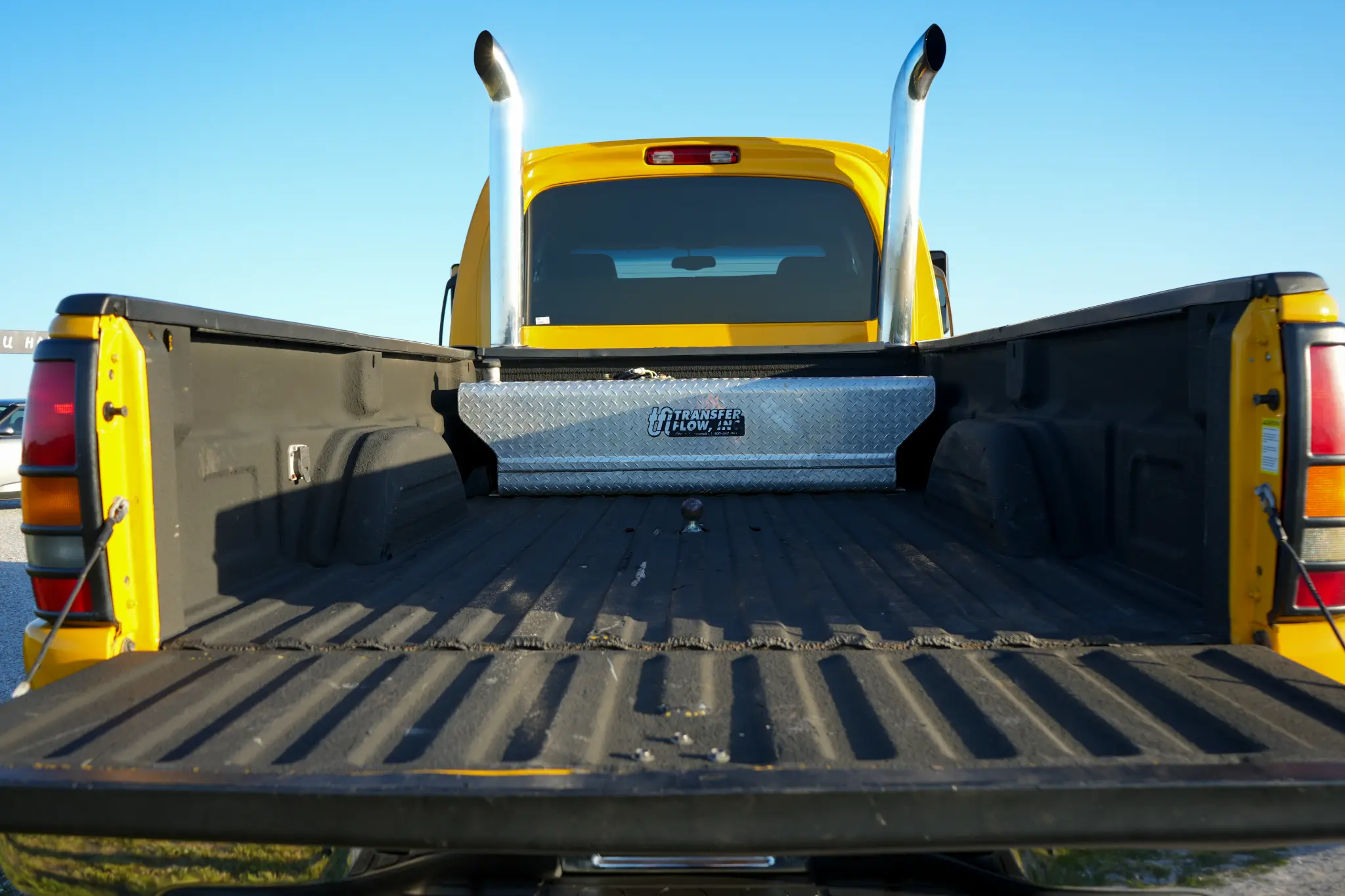 Truck bed with fuel cell